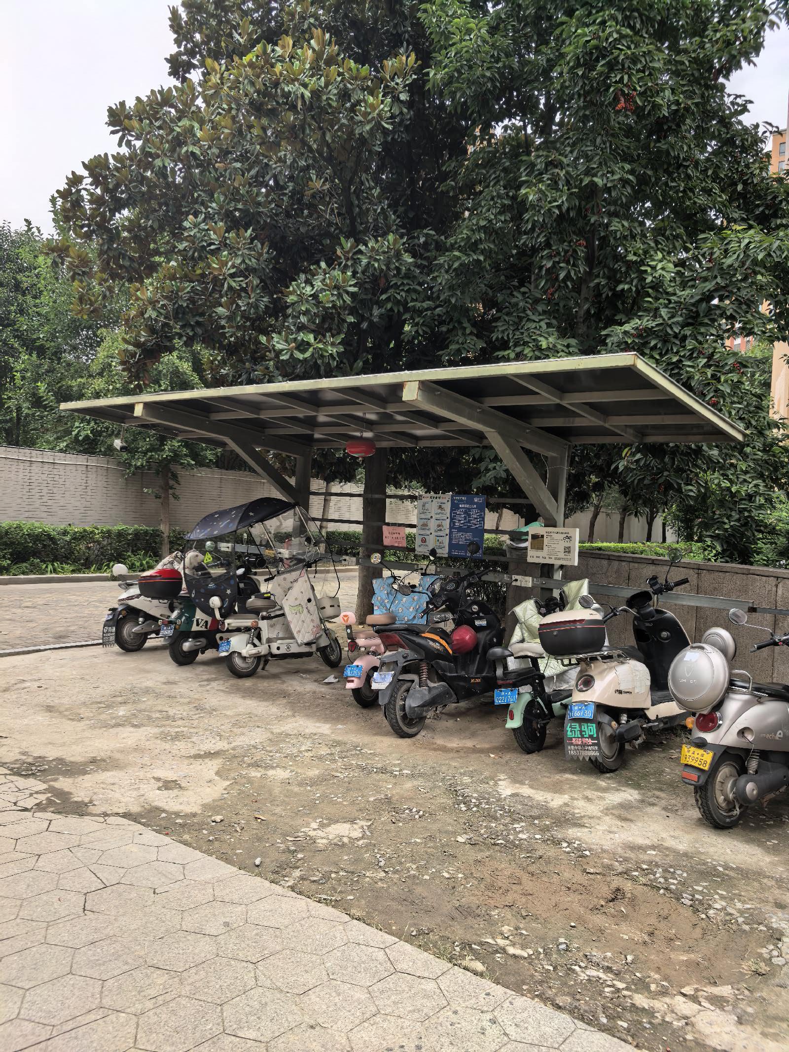 电动自行车充电棚实景